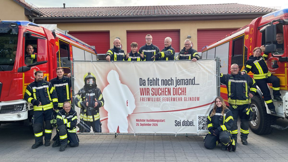 Die Idee für die Werbe-Aktion kam vor der Feuerwehr Glindow, deren Mitglieder hier mit einem der Webebanner zu sehen sind. Foto: Stadt Werder (Havel) / hkx
